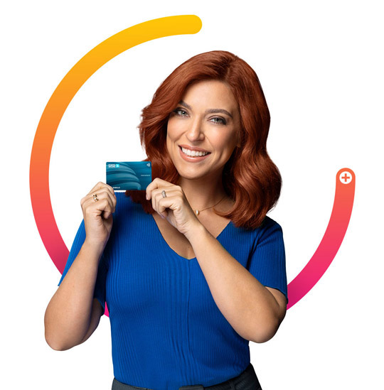 Foto da atriz Júlia Rabello Segurando os cartões Porto Seguro