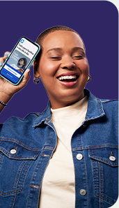 Mulher com o Cartão Porto Bank